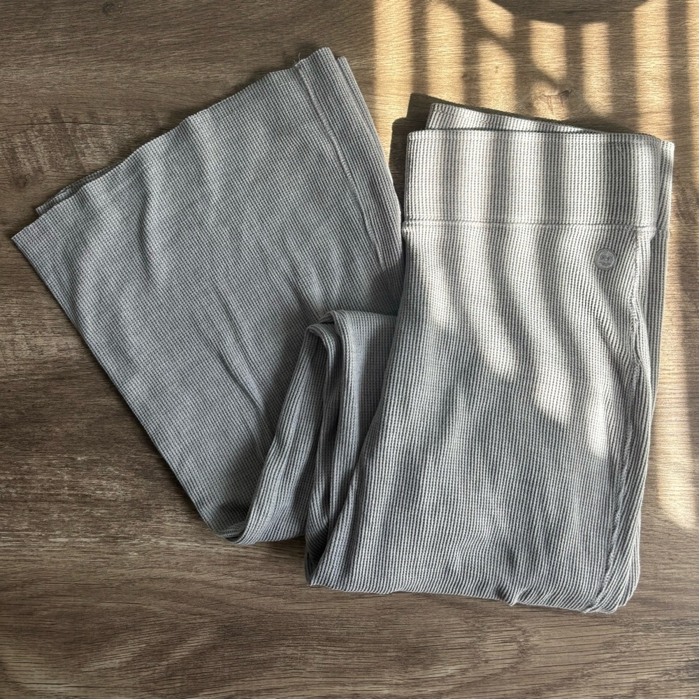 size medium, grey textured, Gilly Hicks flare leggings